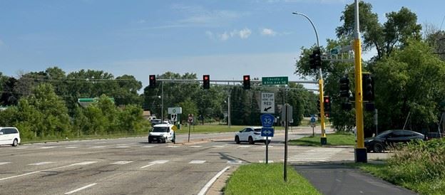 Image of Lexington Avenue at 85th Avenue. Stoplights and cars in traffic lanes.